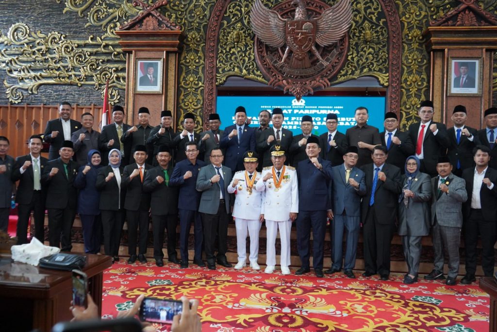 kabargentala.id, Jambi - Gubernur Jambi Dr. H. Al Haris, S.Sos, MH menyampaikan pidato pertamanya setelah dilantik pada 20 Februari yang lalu dalam Rapat Paripurna DPRD Provinsi Jambi,  bertempat di Ruang Rapat Utama Gedung DPRD Provinsi Jambi, Senin (03/03/2025). 