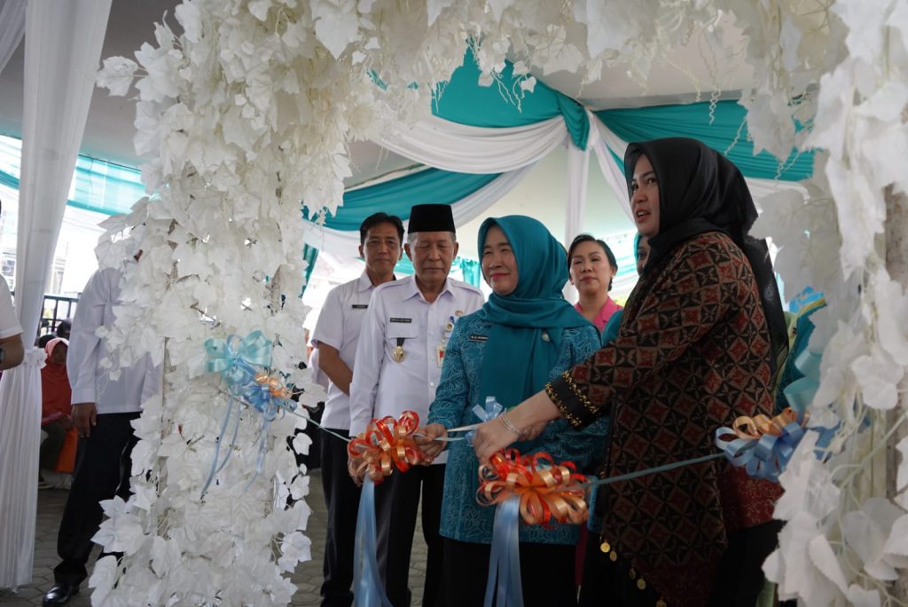 Kabargentala.id, Jambi - Wakil Gubernur Jambi Drs. H. Albdullah Sani, M.Pd.I membuka Pasar Murah Ramadhan 1446 H yang diselenggarakan oleh Tim Penggerak Pembinaan Kesejahteraan Keluarga (TP-PKK) Provinsi Jambi yang bertujuan untuk membantu warga setempat mendapatkan kebutuhan bahan pokok (sembako) dengan harga yang terjangkau, bertempat di Halaman Kantor TP-PKK Provinsi Jambi, Rabu (05/03/2025) pagi. 