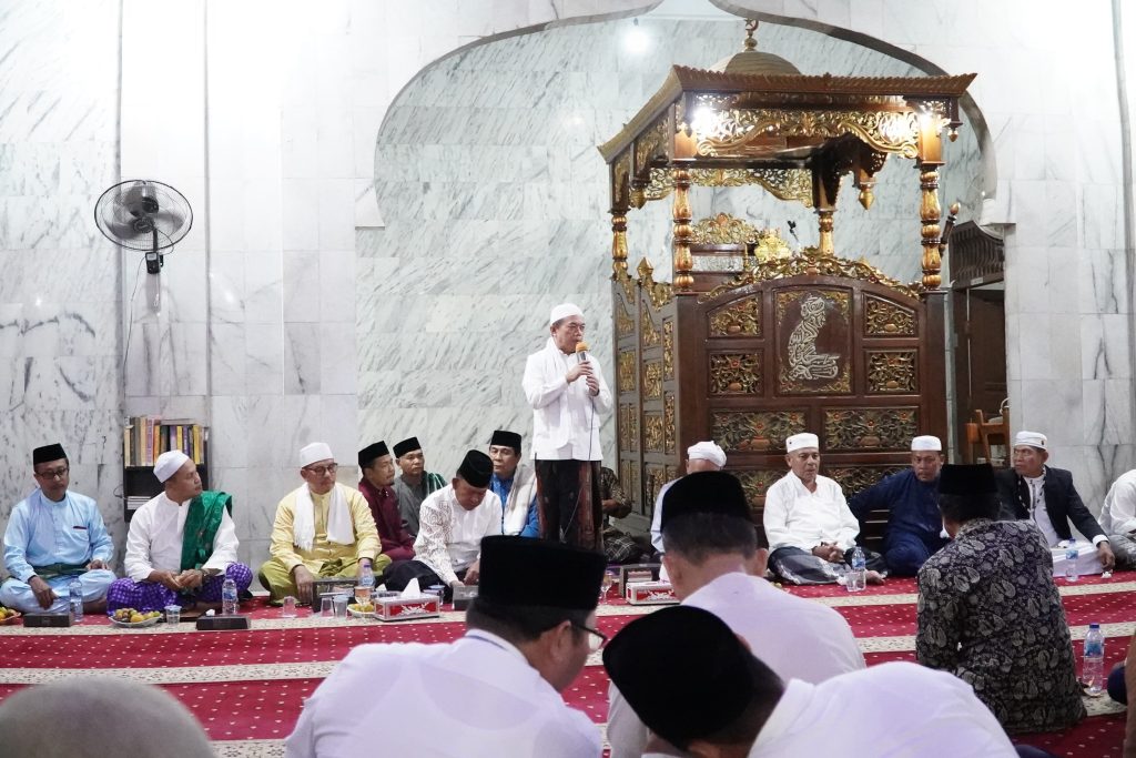 Kabargentala.id, Merangin Bangko - Gubernur Jambi Dr. H. Al Haris, S.Sos, MH menyerahkan bantuan saat Safari Ramadhan 1446 Hijriah/2025 sekitar Rp 45 juta untuk masjid Raya Al-Istiqomah, Pasar Bangko, Kabupaten Merangin, Provinsi Jambi, Selasa (04/03/2025) malam.