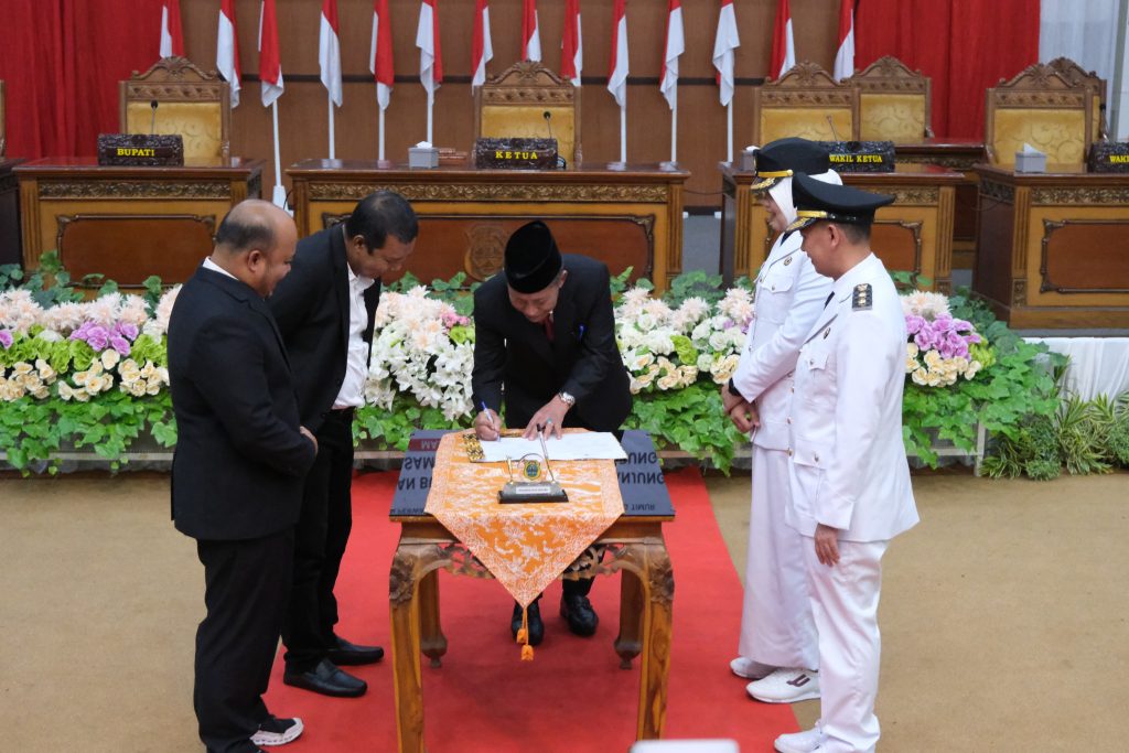 Kabargentala.id, Muara Sabak - Wakil Gubernur Jambi Drs. H. Abdullah Sani, M.Pd.I menghadiri serah terima jabatan Bupati Dan Wakil Bupati Kabupaten Tanjung Jabung Timur (Tanjabtim) periode 2025-2030, bertempat di Gedung DPRD Kabupaten Tanjung Jabung Timur, Jum’at (07/03/2025). 